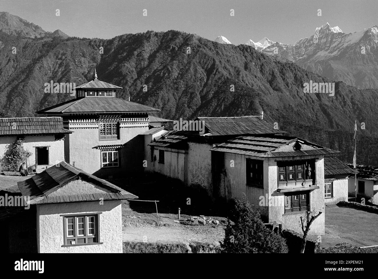 Le monastère de Takasindu ou Trakshindu se trouve sur une crête entre les districts de Solu et de Khumbu Sherpa - Népal 1989 Banque D'Images Le monastère de Takasindu ou Trakshindu se trouve sur une crête entre les districts de Solu et de Khumbu Sherpa - Népal 1989 Banque D'Images