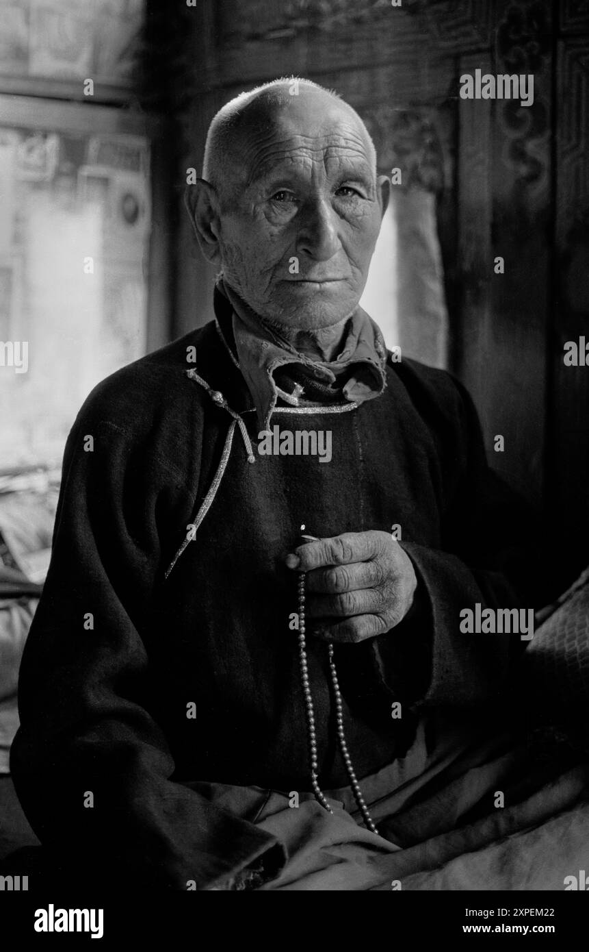 Un moine au monastère Takasindu ou Trakshindu qui se trouve sur une crête entre les districts de Solu et de Khumbu Sherpa - Népal 1988 Banque D'Images Un moine au monastère Takasindu ou Trakshindu qui se trouve sur une crête entre les districts de Solu et de Khumbu Sherpa - Népal 1988 Banque D'Images