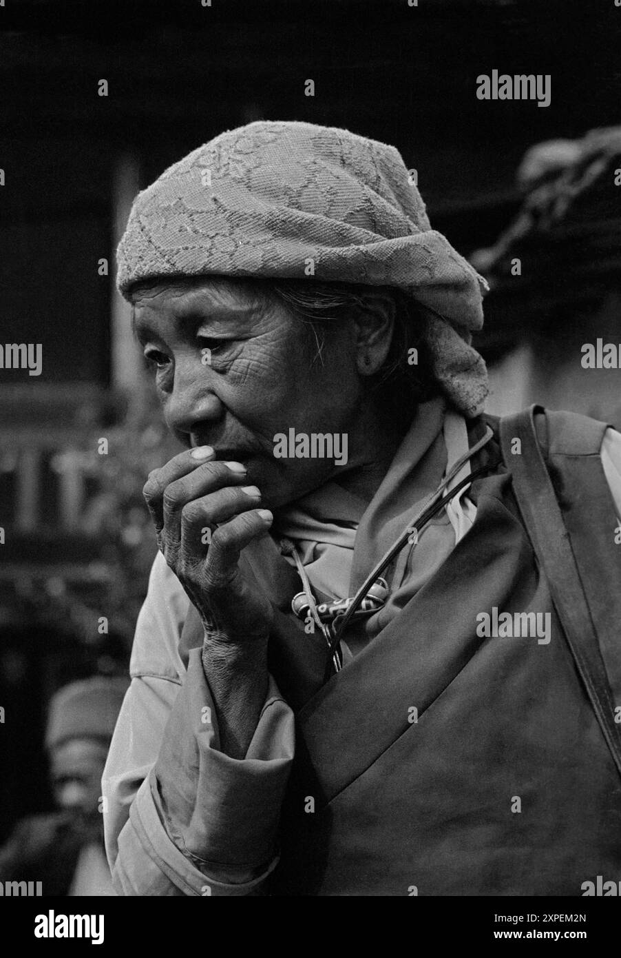 Une sherpa dans le village de Jumbesi - district de Solu, Népal - 1988 Banque D'Images