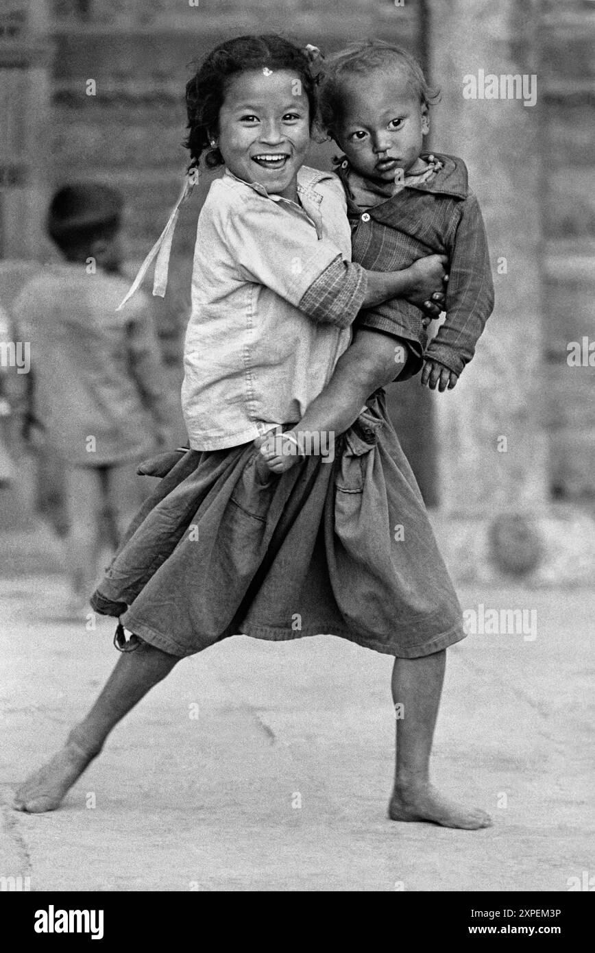 Une jeune fille Newari avec son petit frère - Bhaktapur, Népal 1990 Banque D'Images