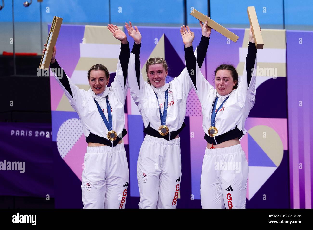 Paris, France, 5 août 2024. Katy marchant, Sophie Capewell et Emma Finucane, de Grande-Bretagne, célèbrent leur victoire d’or dans la finale de sprint par équipe féminine sur piste cyclable lors des Jeux Olympiques de Paris 2024 au National Velodrone le 05 août 2024 à Paris, France. Crédit : Pete Dovgan/Speed Media/Alamy Live News Banque D'Images