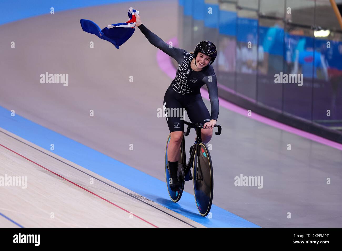 Paris, France, 5 août 2024. La Nouvelle-Zélande célèbre la victoire d’argent dans la finale de sprint par équipe féminine sur piste cyclable lors des Jeux Olympiques de Paris 2024 au National Velodrone le 05 août 2024 à Paris, France. Crédit : Pete Dovgan/Speed Media/Alamy Live News Banque D'Images