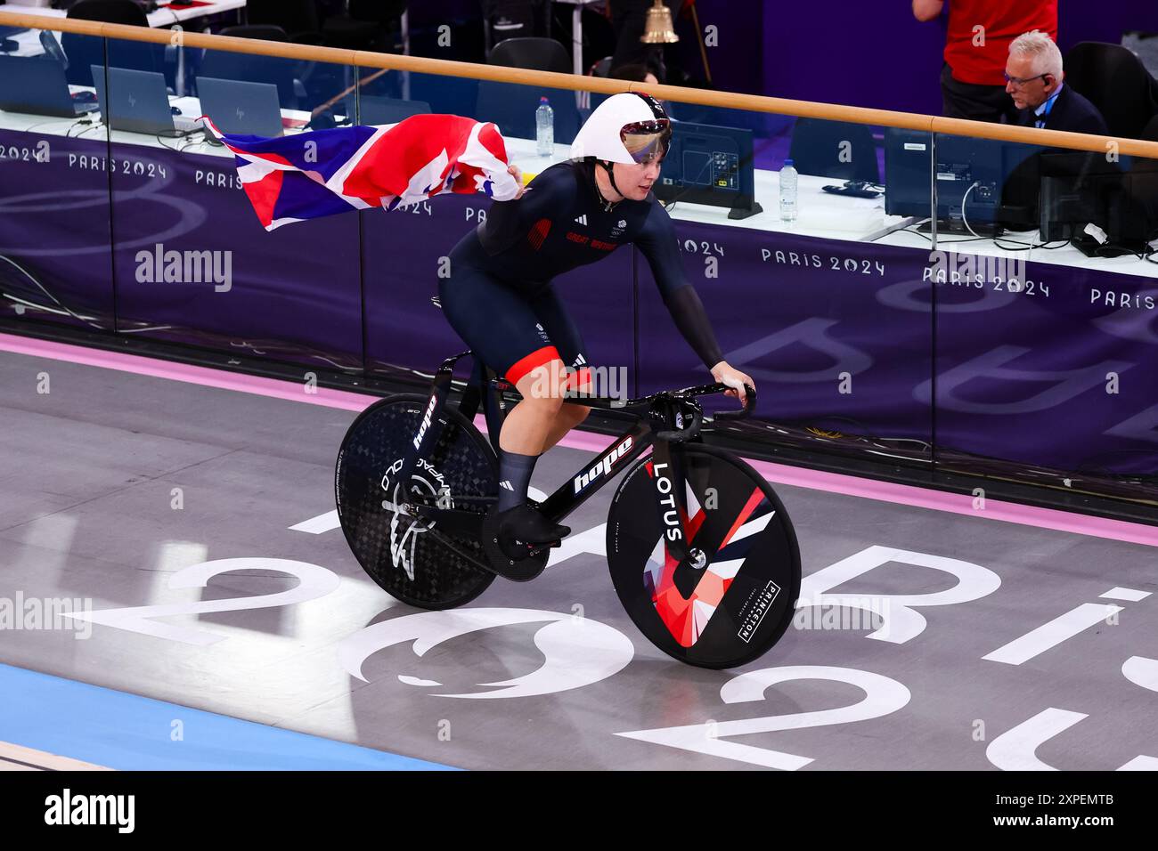 Paris, France, 5 août 2024. La Grande-Bretagne célèbre la victoire d’or dans la finale de sprint par équipe féminine sur piste cyclable lors des Jeux Olympiques de Paris 2024 au National Velodrone le 05 août 2024 à Paris, France. Crédit : Pete Dovgan/Speed Media/Alamy Live News Banque D'Images