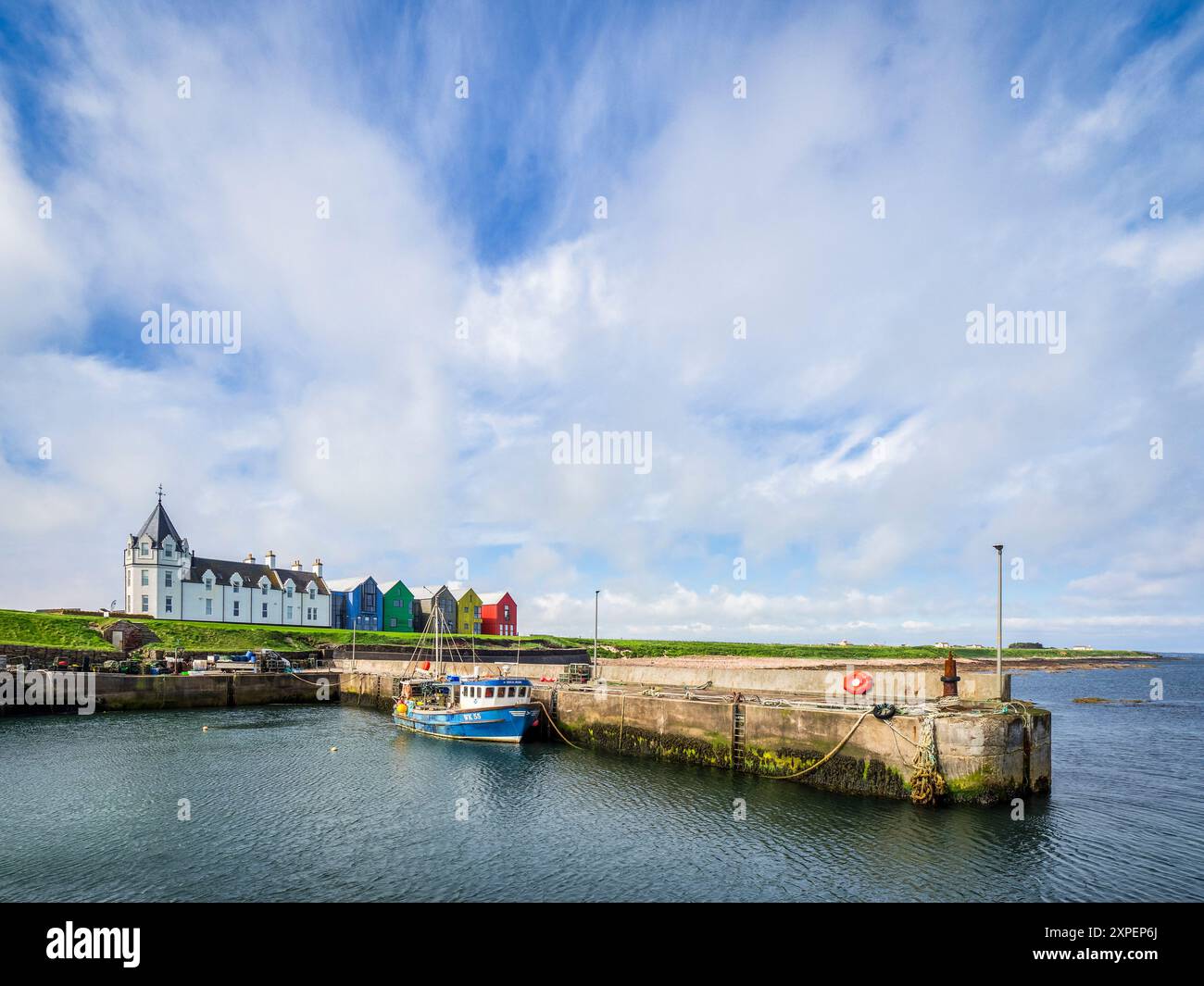 27 mai 2024 : John o' Groats, Écosse - le point le plus éloigné sur le continent de Land's End, son port et ses bâtiments colorés, sur un beau ... Banque D'Images