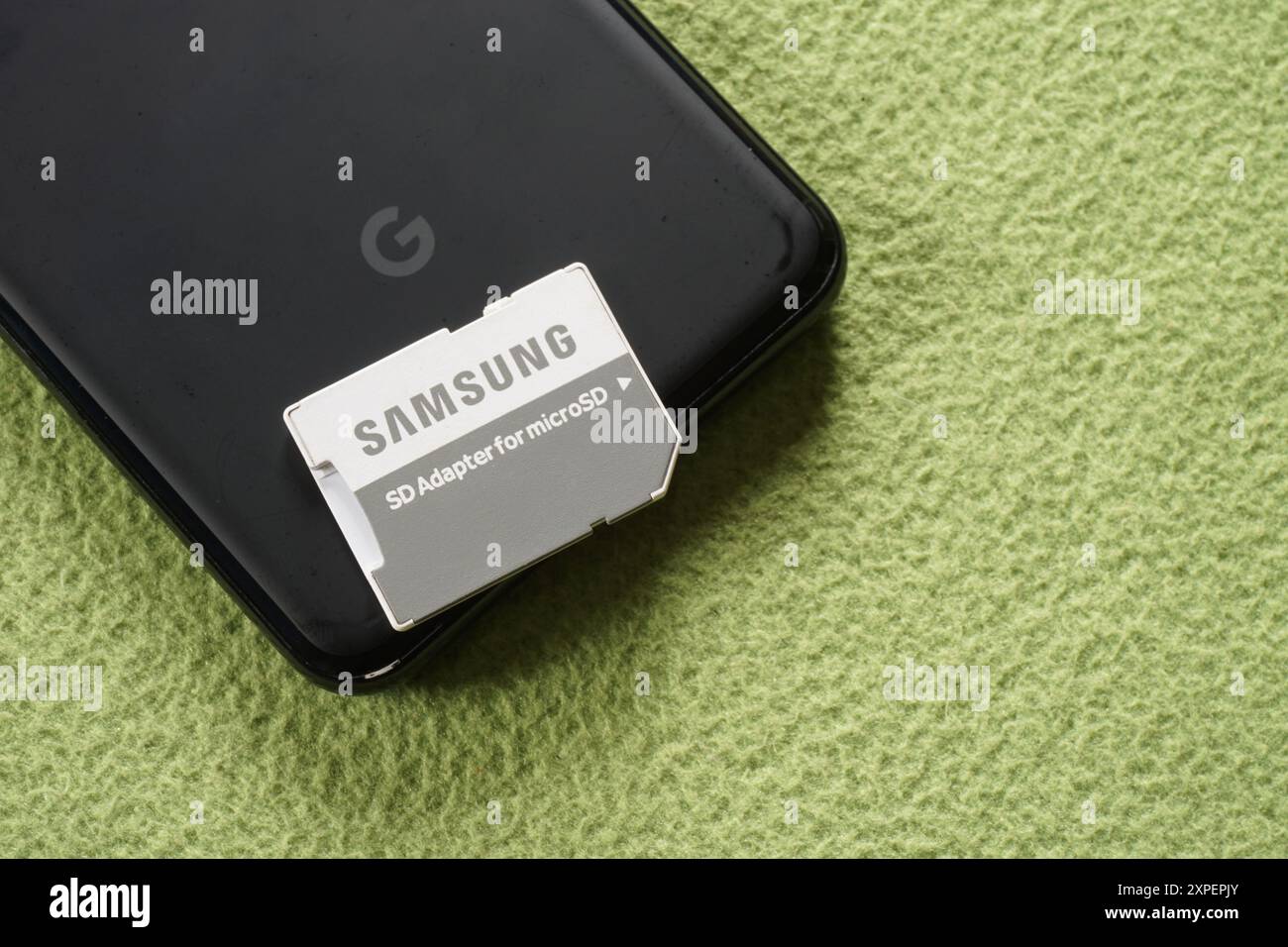 Terengganu, Malaisie - 23 août 2024 : gros plan de l'adaptateur sd samsung sur google pixel 3 noir sur fond vert Banque D'Images