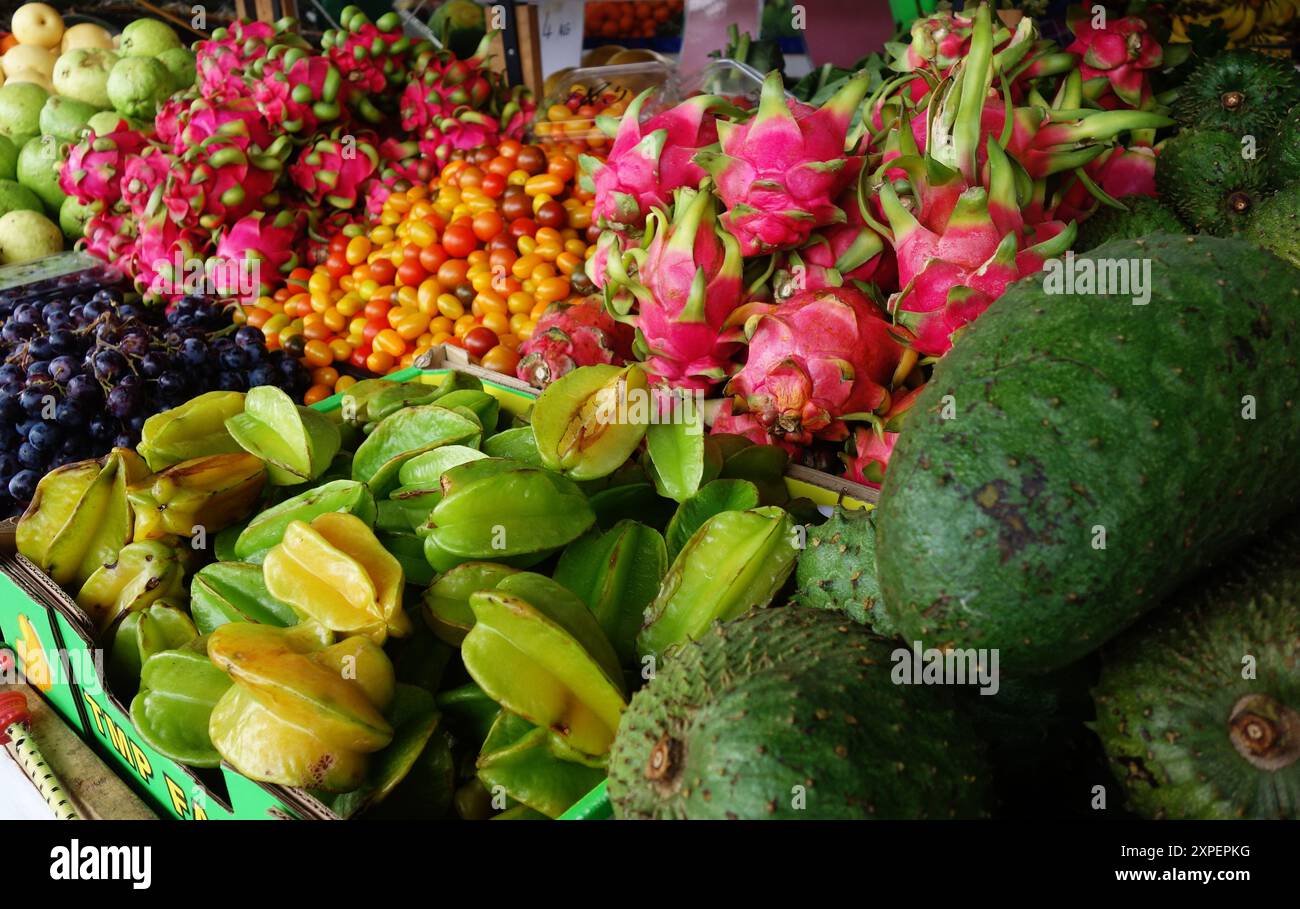 Fruits tropicaux, y compris libellules, soursop et carambola, Rusty's Markets, Cairns, Queensland, Australie Banque D'Images