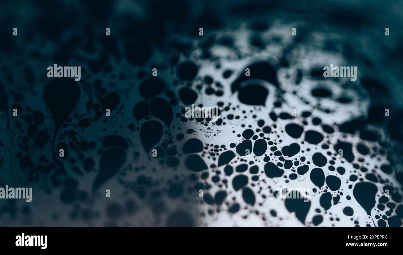 Mousse acide. Fluide chimique. Flou défocalisé bulles de couleur bleue texture émulsion mélange vague de flux sur fond d'art abstrait noir foncé. Banque D'Images