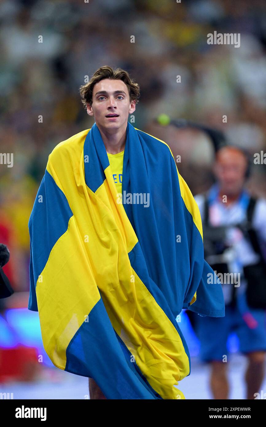 Saint Denis, France. 05 août 2024. Le médaillé d'or Armand Duplantis, de Suède, célèbre après avoir établi un nouveau record du monde lors de la finale de la voûte à poteaux masculine le dixième jour des Jeux Olympiques de Paris 2024 au stade de France le 05 août 2024 à Paris, France. Photo de Franck Castel/ABACAPRESS. COM Credit : Abaca Press/Alamy Live News Banque D'Images