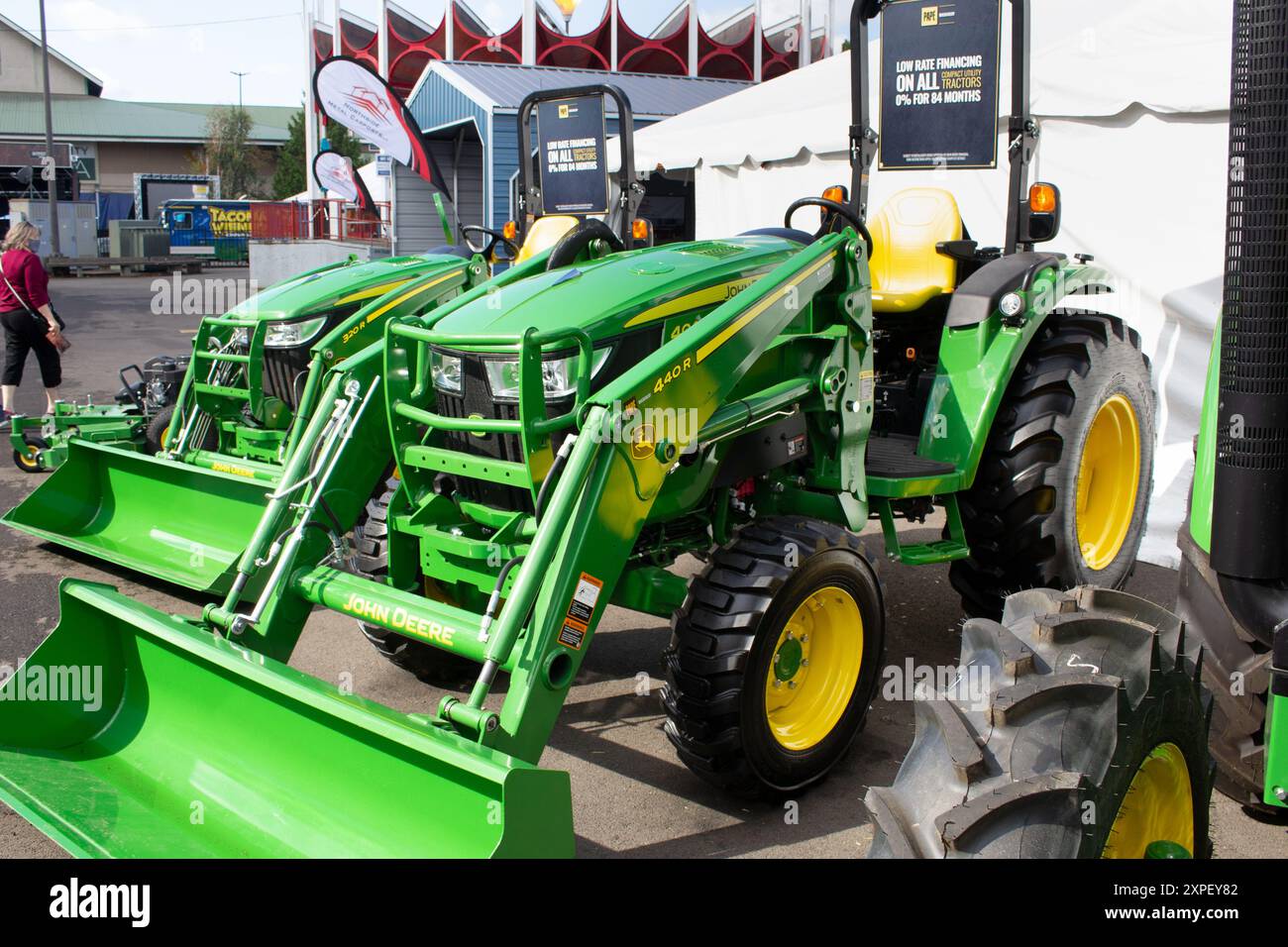 Puyallup, Washington, États-Unis - 09-13-2021 : vue de plusieurs tracteurs résidentiels John Deere, exposés lors d'une foire locale. Banque D'Images