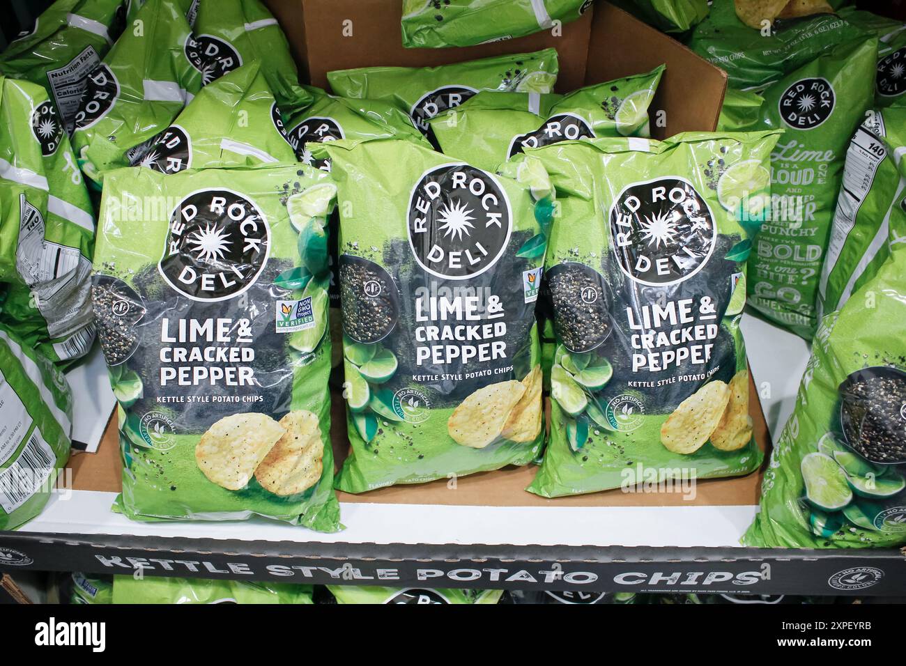 Los Angeles, Californie, États-Unis - 2021-09-09 : vue de plusieurs sacs de citron vert Red Rock Deli et de croustilles au poivre craquelé, au magasin. Banque D'Images