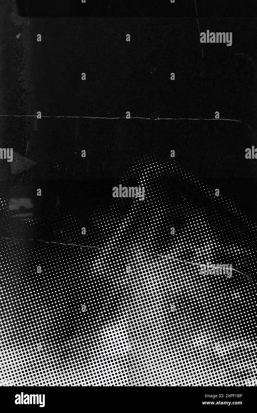 Noir vide carte photo en carton vieilli endommagé isolé sur noir. Balayage demi-ton. Arêtes pliées. Rugueux Grunge Shabby rayé déchiré texture déchiré Banque D'Images