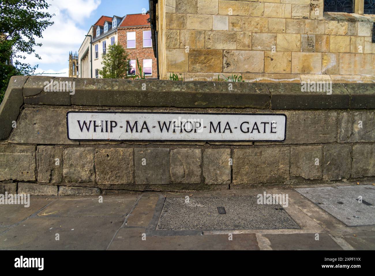 Panneau de rue Whip-ma-Whop-ma-Gate à York, Angleterre, Royaume-Uni. La York Road est l'une des rues les plus courtes du Royaume-Uni. Panneau de rue avec bâtiments. Banque D'Images