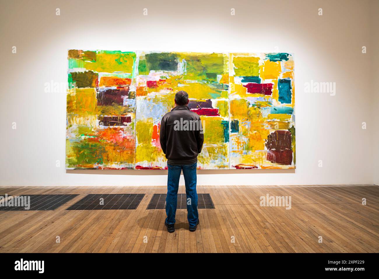 Intérieur du musée d'art moderne London Tate. À l'intérieur d'une galerie d'art moderne et contemporain avec peinture et visiteur masculin de musée à Londres, Angleterre, Royaume-Uni Banque D'Images