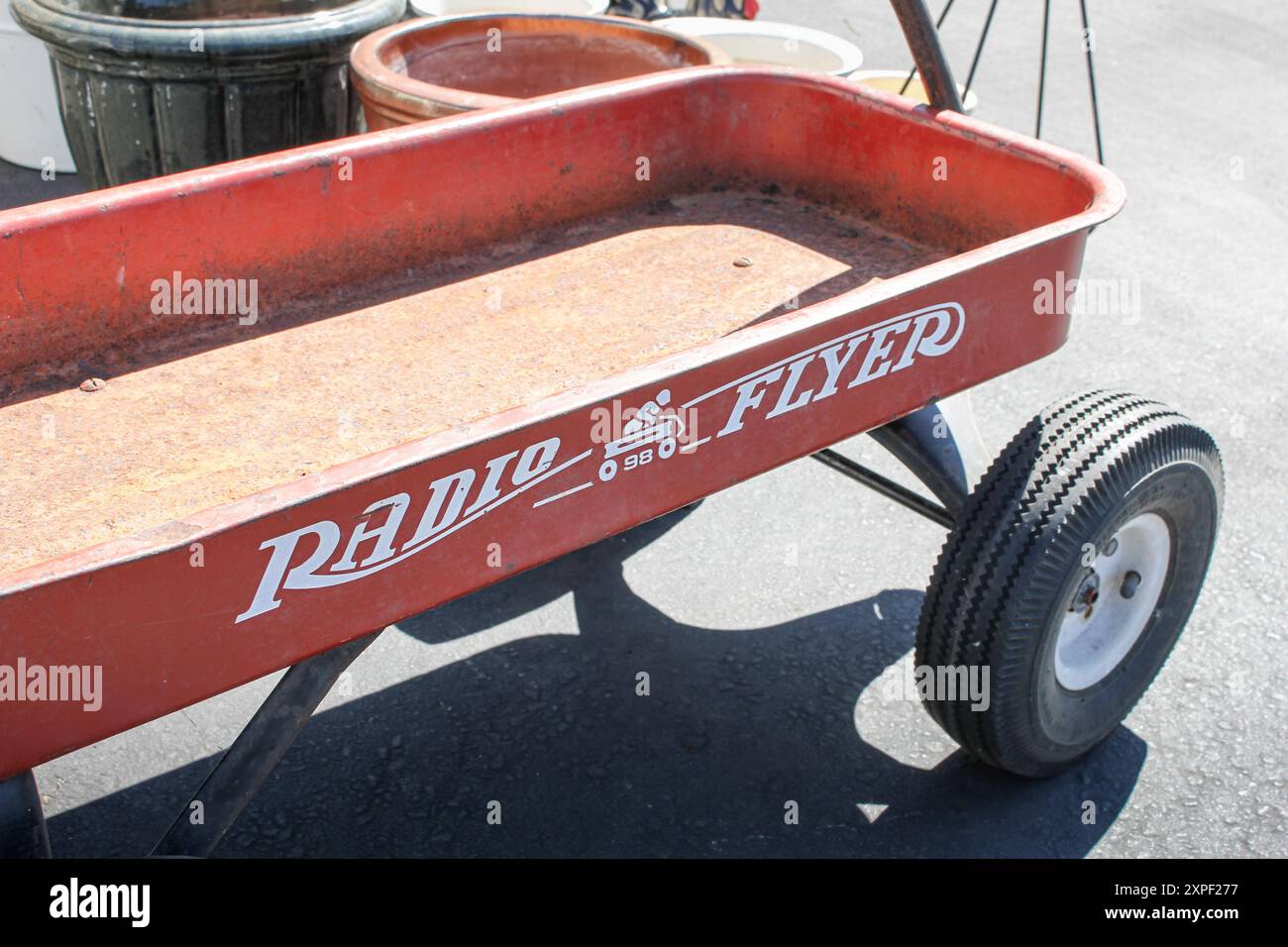 Los Angeles, Californie, États-Unis - 10-25-2021, une vue d'un vieux wagon rouge Radio Flyer. Banque D'Images