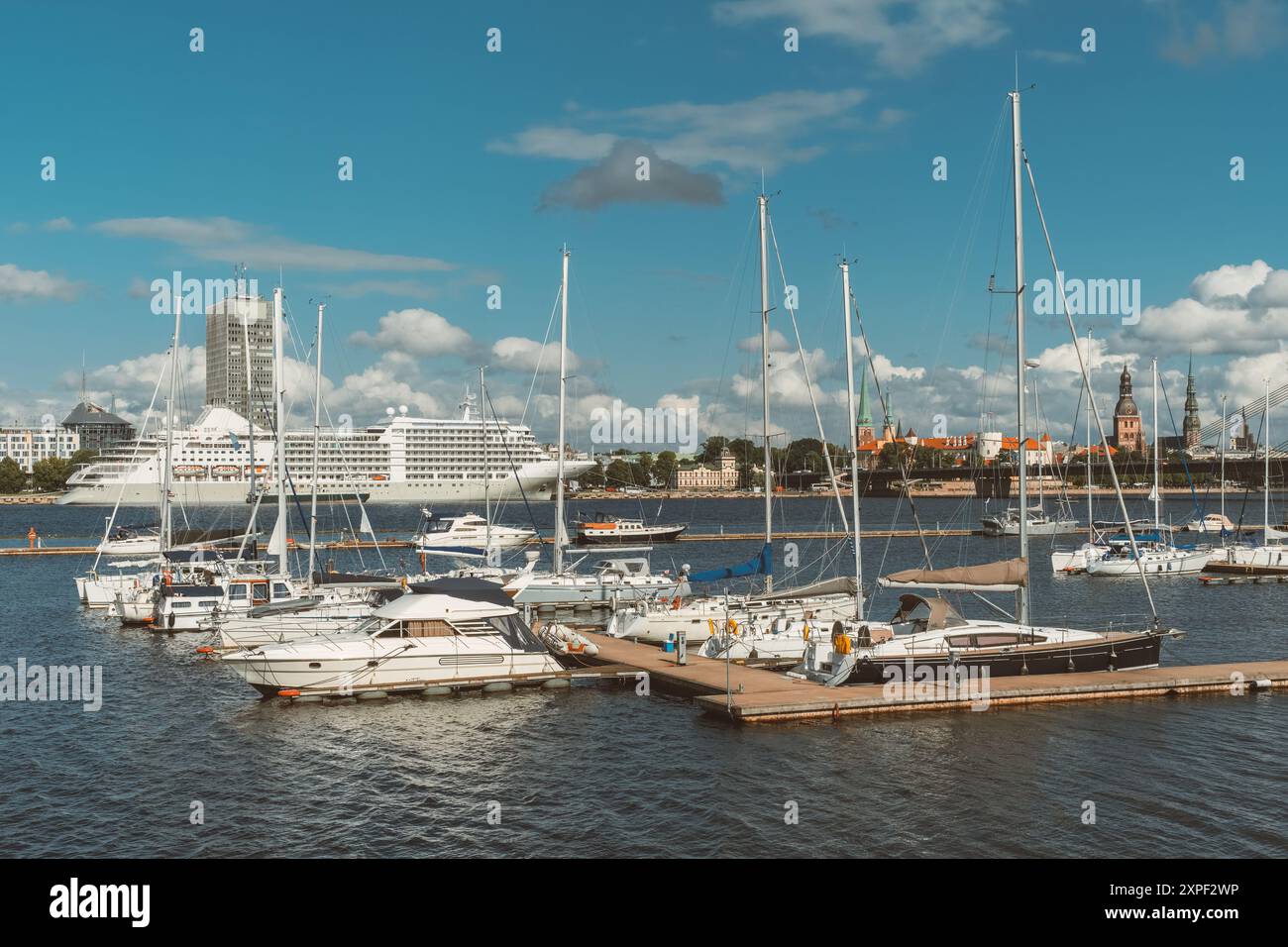 Vue sur la rivière Daugava et la vieille ville de Riga, Lettonie. Banque D'Images