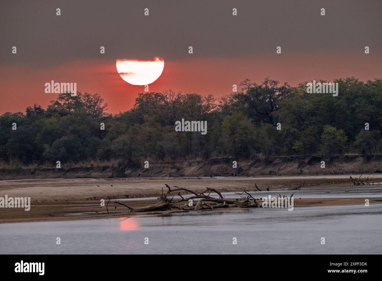 Vue panoramique d'un lever de soleil sur la rivière North Luangwa Banque D'Images