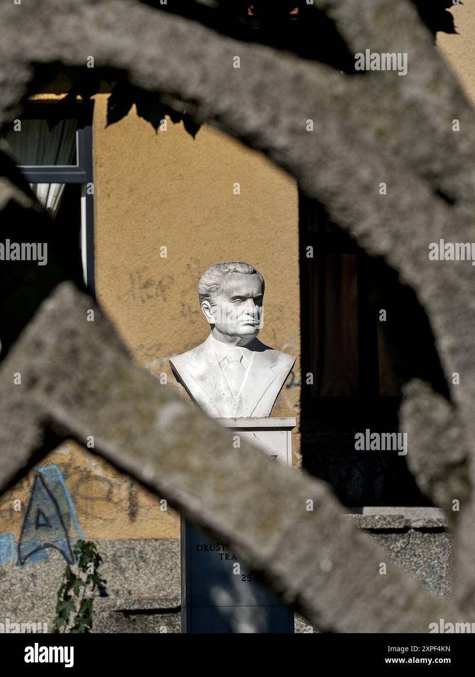 Travnik, Bosnie-Herzégovine – août 2023 : Josip Broz Tito buste dans le parc derrière le musée ('Zavičajni muzej'). Banque D'Images