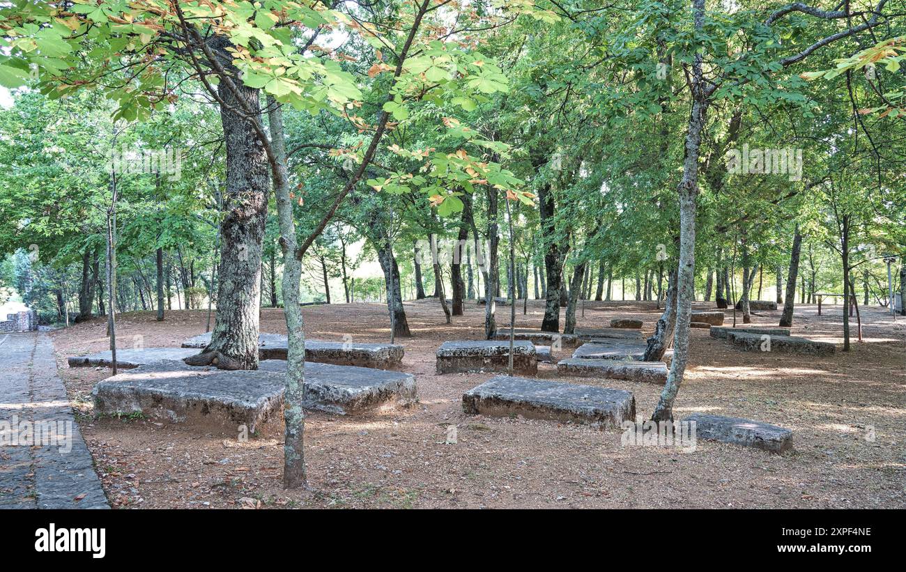 Čule, Kruševo, Mostar, Bosnie-Herzégovine – août 2023 : pierre tombale médiévale de Stećak sur le cimetière 'Šamatorje' à côté de l'église. Il y en a plus Banque D'Images
