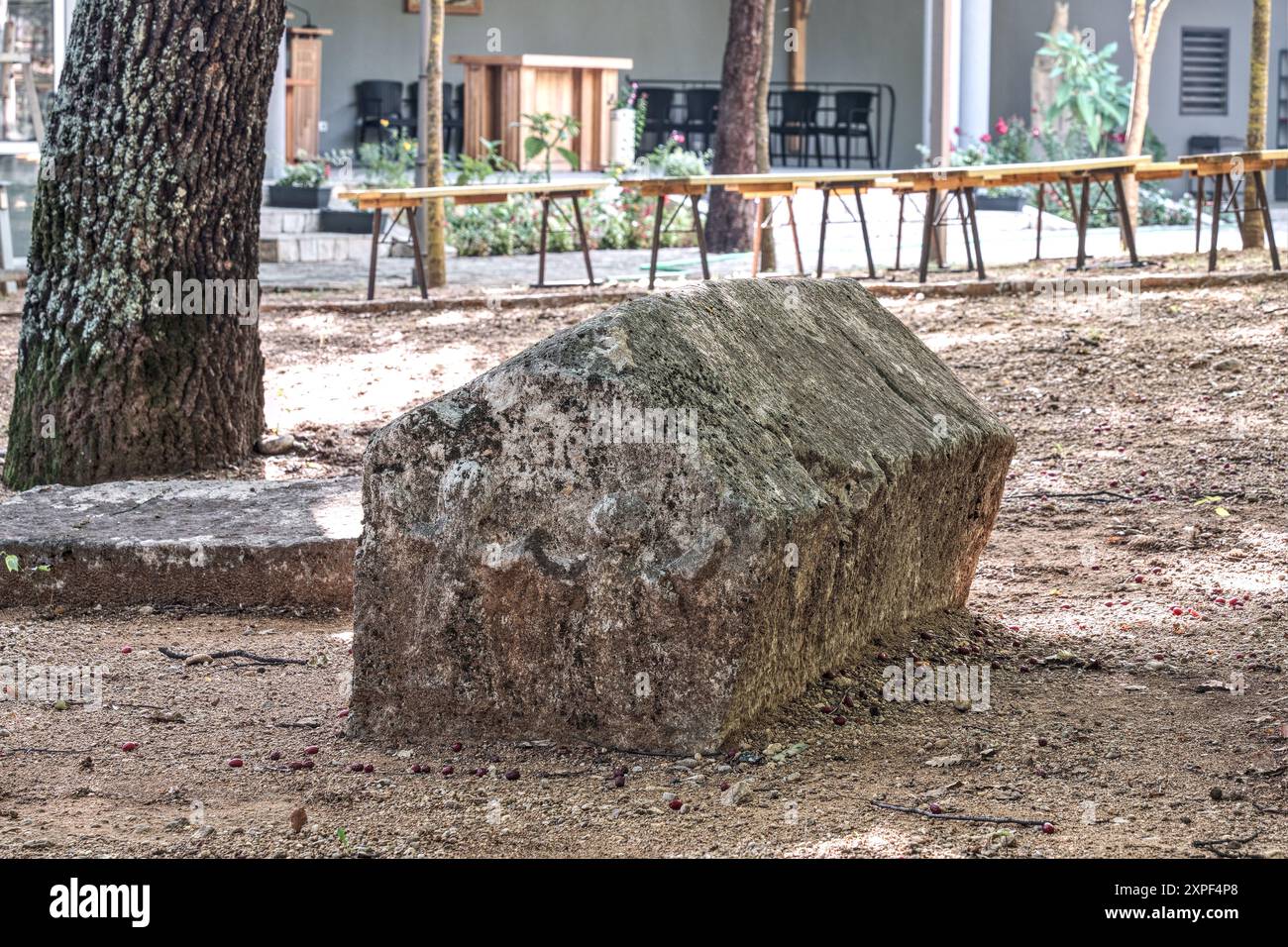 Čule, Kruševo, Mostar, Bosnie-Herzégovine – août 2023 : pierre tombale médiévale de Stećak sur le cimetière 'Šamatorje' à côté de l'église. Il y en a plus Banque D'Images