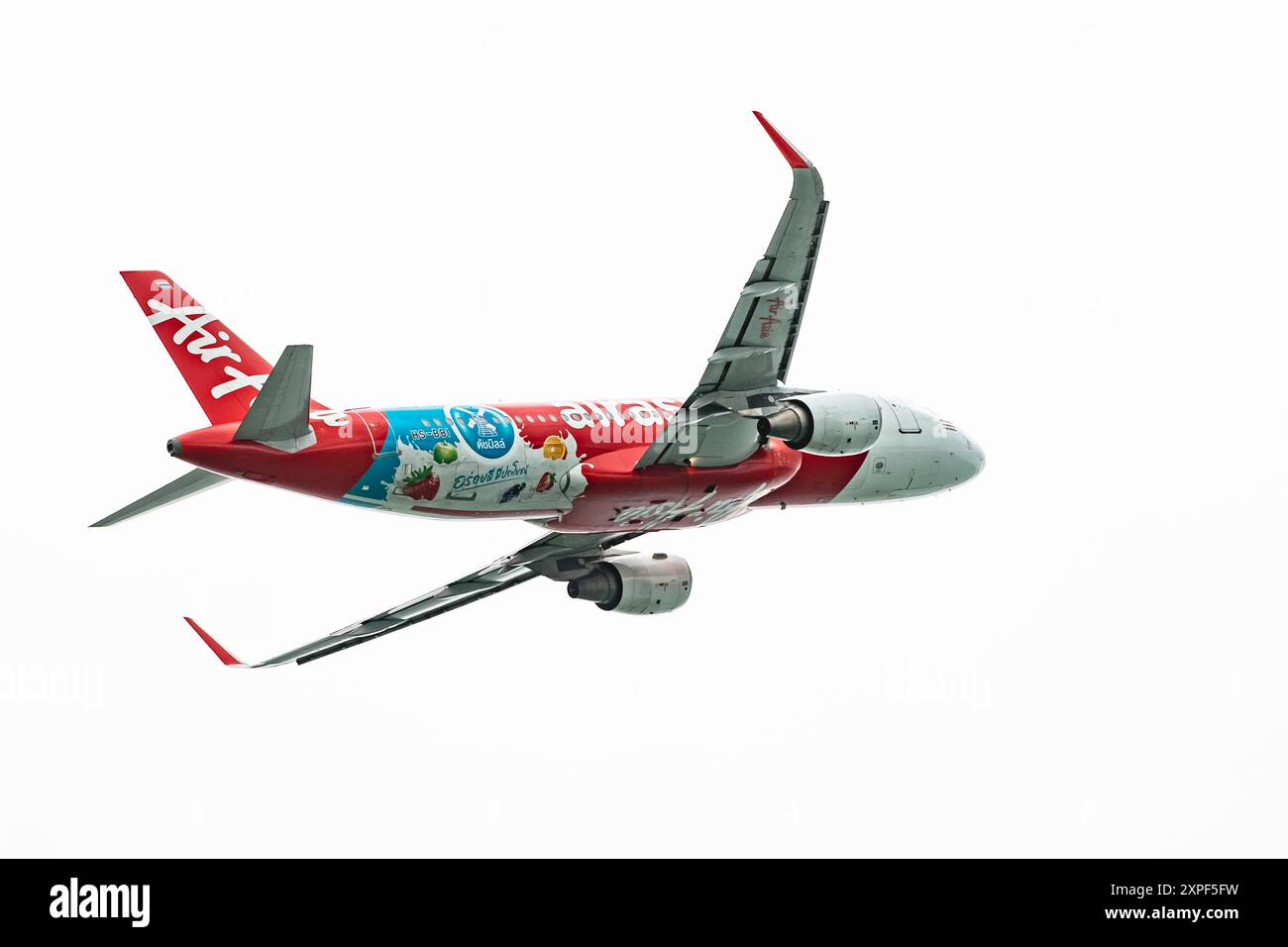 Air Asia Airlines. Boeing 320 volant dans les airs avec du blanc en arrière-plan. Photo de voyage, espace de copie. Bus aérien. Thaïlande Phuket 30 juillet 2024 Banque D'Images