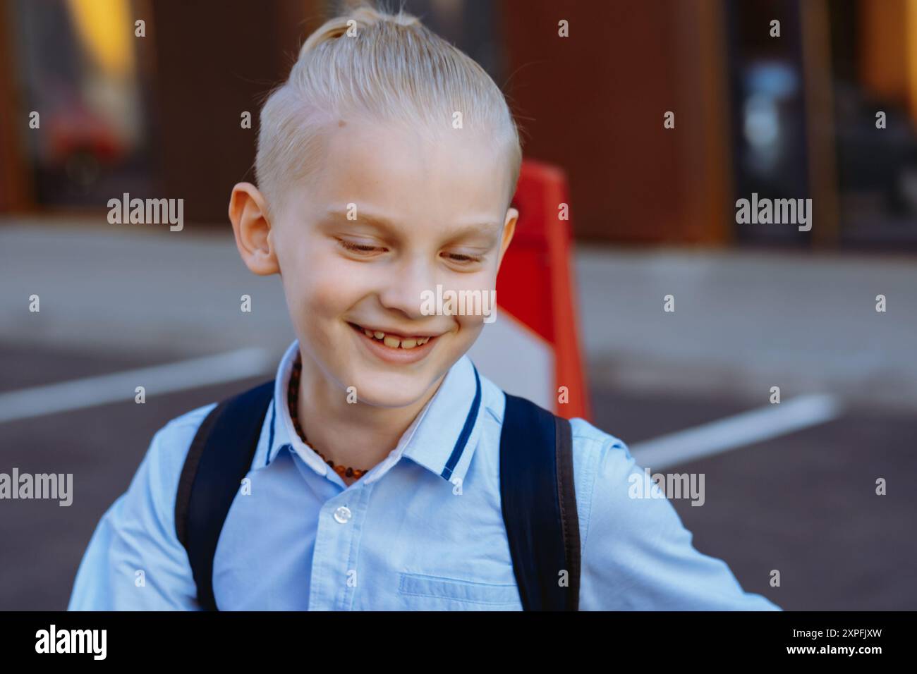 l'enfant va à l'école avec des sacs à dos le jour ensoleillé. Début de l'année scolaire. Image avec mise au point sélective Banque D'Images