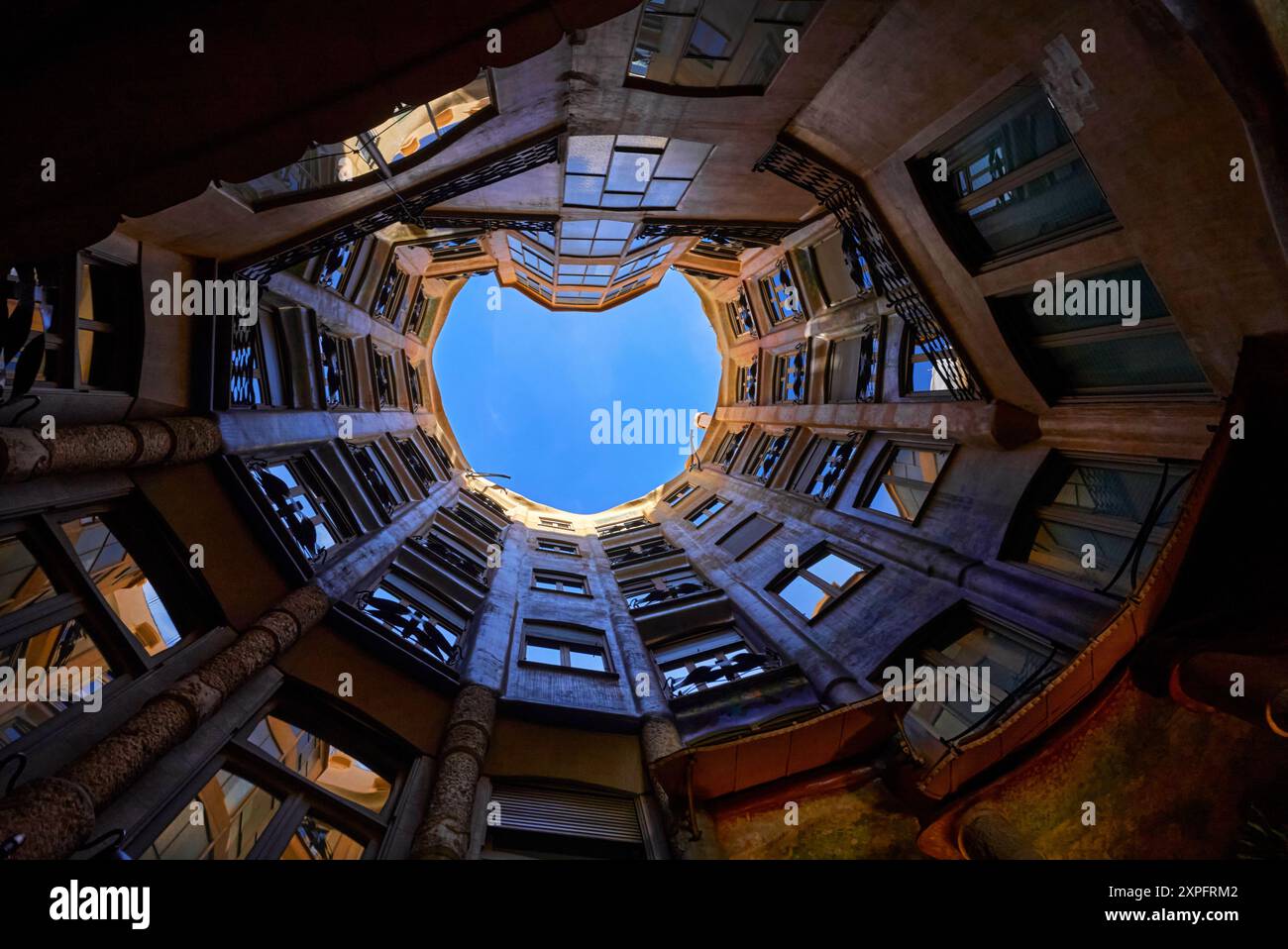 Cour de puits intérieur de Casa Mila ( la Pedrera ), Barcelone, Espagne Banque D'Images