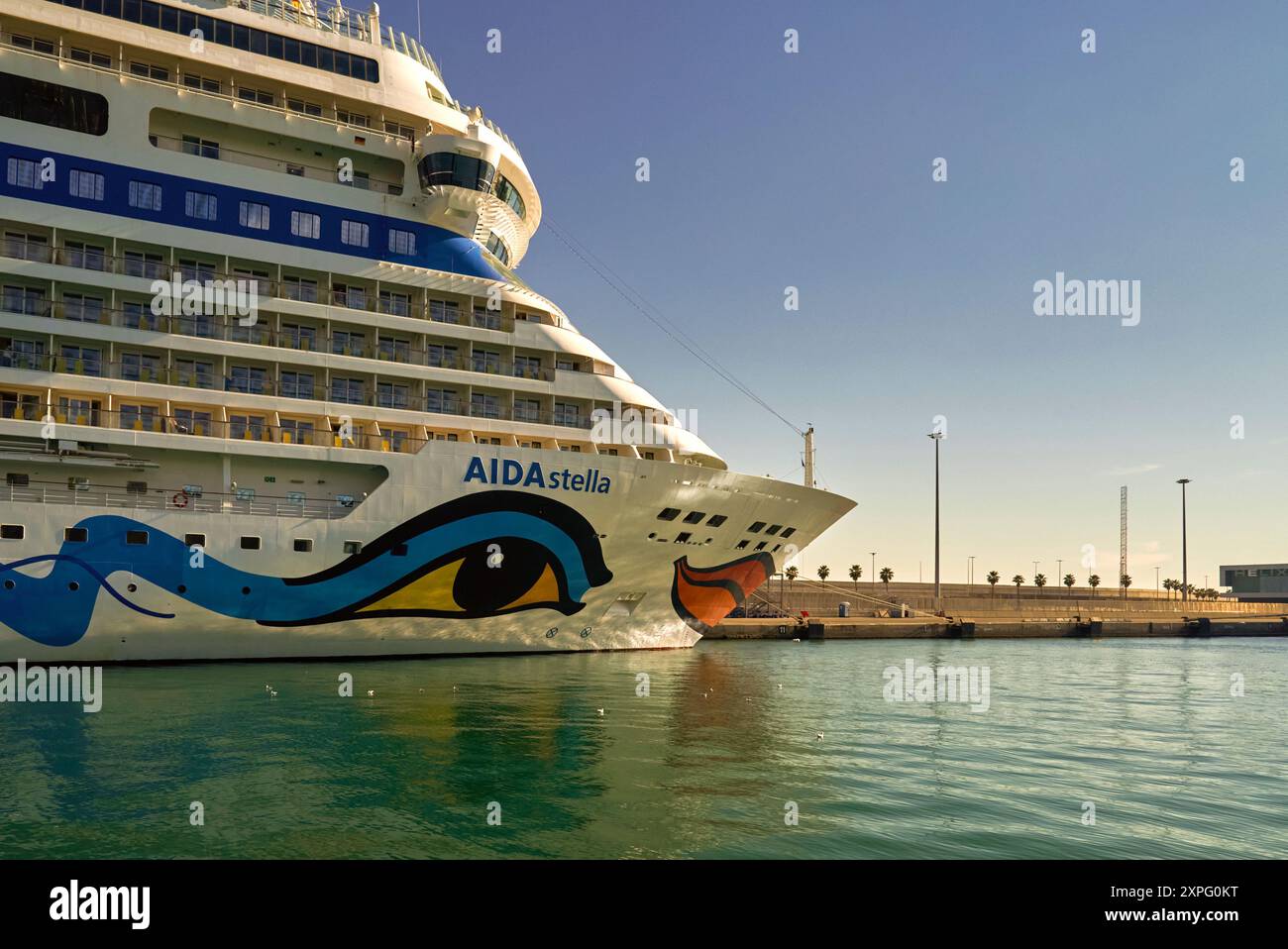 Grand paquebot de croisière dans le port de la ville de Barcelone Banque D'Images