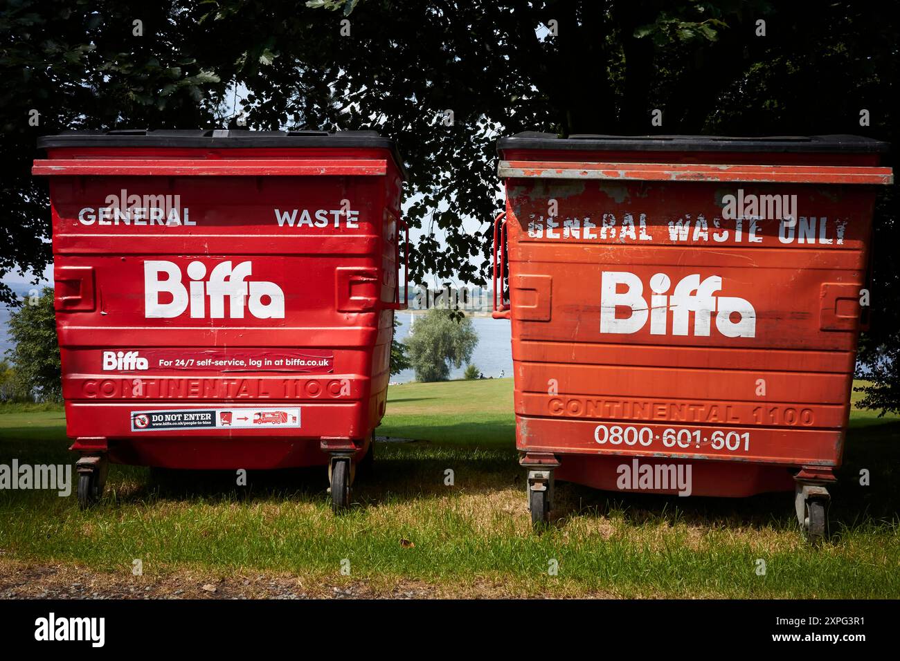 Grandes poubelles générales dans un parc aquatique de campagne anglaise, Rutland, Angleterre. Banque D'Images