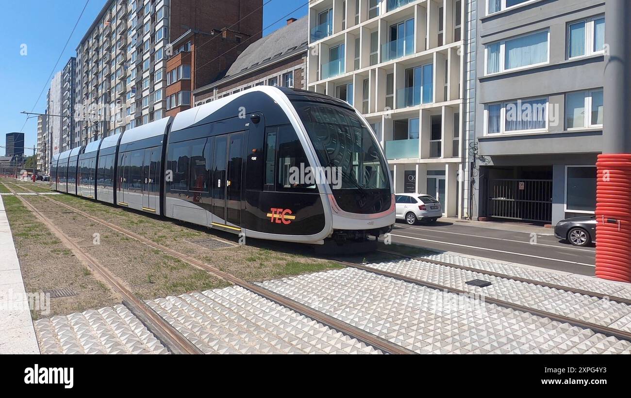 LiÃ GE Belgique Belgie Belgique 29 juillet 2024 Nouvelle ligne de tramway exploitée par TEC en construction le long de la Meuse / Maas. Avant l'ouverture de la ligne, les conducteurs de tramway sont mis à l'épreuve pour apprendre à conduire les Urbos CAF sur une petite section. public, transport, système, liege, luik, frais de scolarité, Banque D'Images