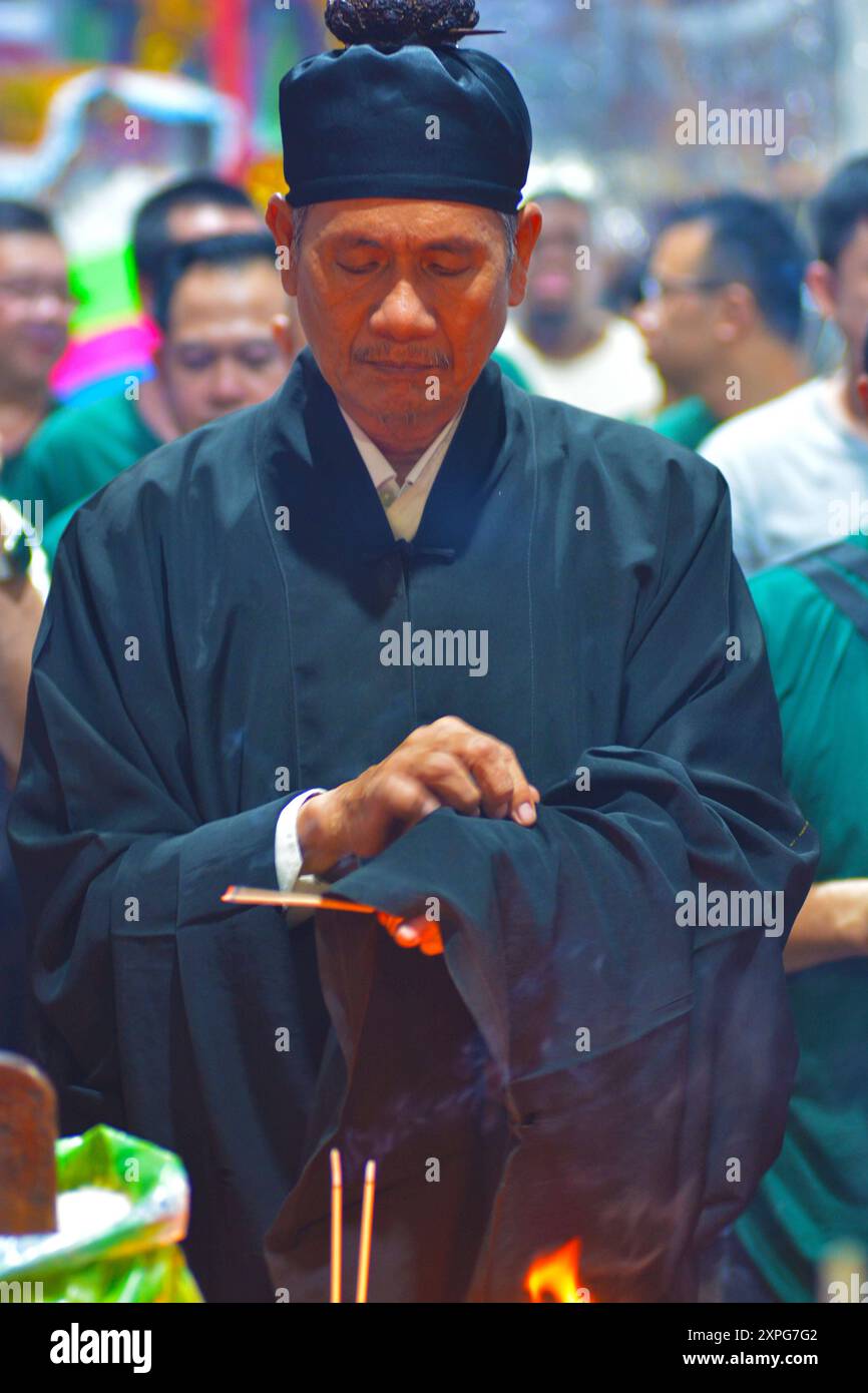 Hungry Ghost MALAYSIA KUALA LUMPUR 6/8/2024 le festival Hungry Ghost en Malaisie s'appelle Ullambana ou YuLanPen . Il a lieu au septième mois du calendrier lunaire, avec des offrandes brûlées comprennent des spectacles de rue en direct, une vue commune à travers le pays. La cérémonie d'offrande comprenait le culte des ancêtres, le don de nourriture, la combustion de papier-monnaie de l'enfer et payer respect aux esprits ancestraux.H.BERBAR Banque D'Images