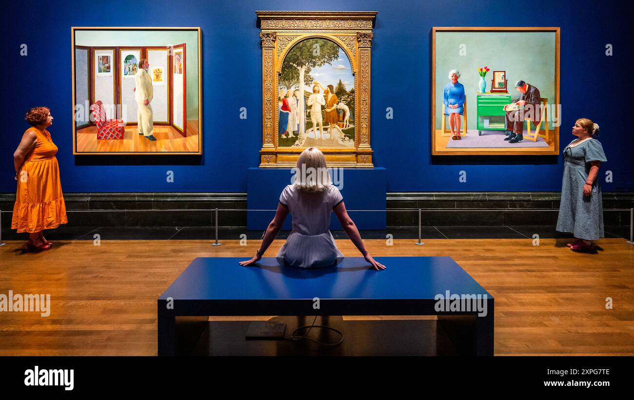 Londres, Royaume-Uni. 6 août 2024. Hockney et Piero : a Longer look at the National Gallery, Londres. Deux chefs-d'œuvre (My parents (1977 - R) et Looking at Pictures on a Screen (1977 - l)) de David Hockney qui présentent des reproductions du baptême du Christ de Piero della Francesca (probablement vers 1437-45) sont exposés à côté de la peinture originale de la Renaissance du 8 août au 27 octobre 2024. Crédit : Guy Bell/Alamy Live News Banque D'Images