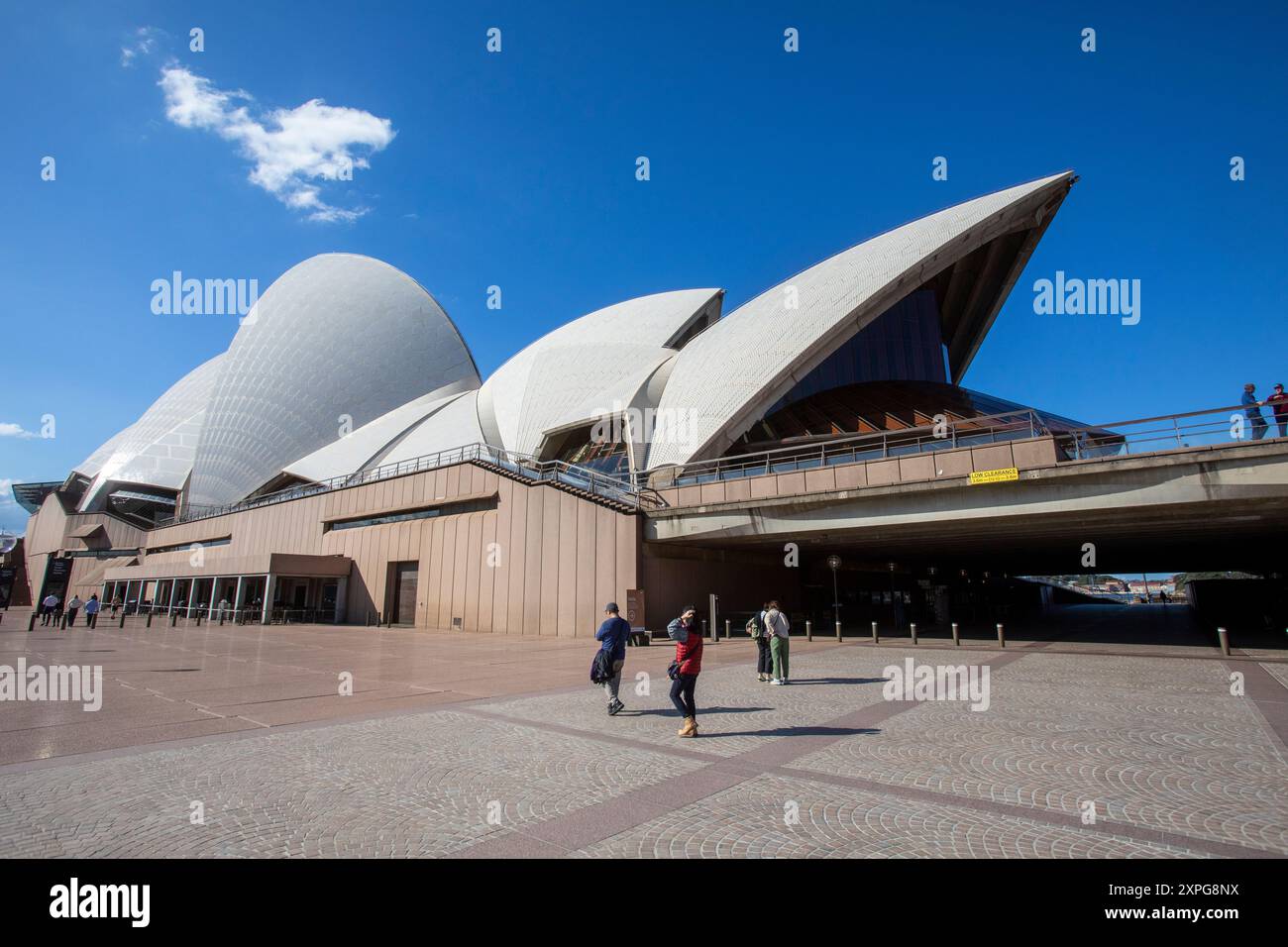 Sydney Opera House, élévation ouest de l'emblématique bâtiment de l'opéra, les touristes visitent un jour d'hiver ciel bleu, Nouvelle-Galles du Sud, Australie Banque D'Images