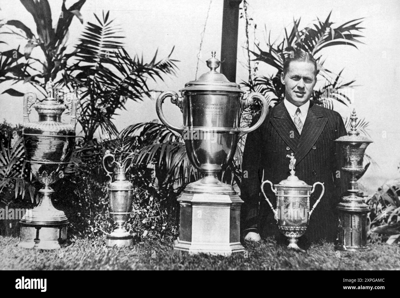 Le golfeur amateur Bobby Jones avec cinq trophées, 1931 Banque D'Images