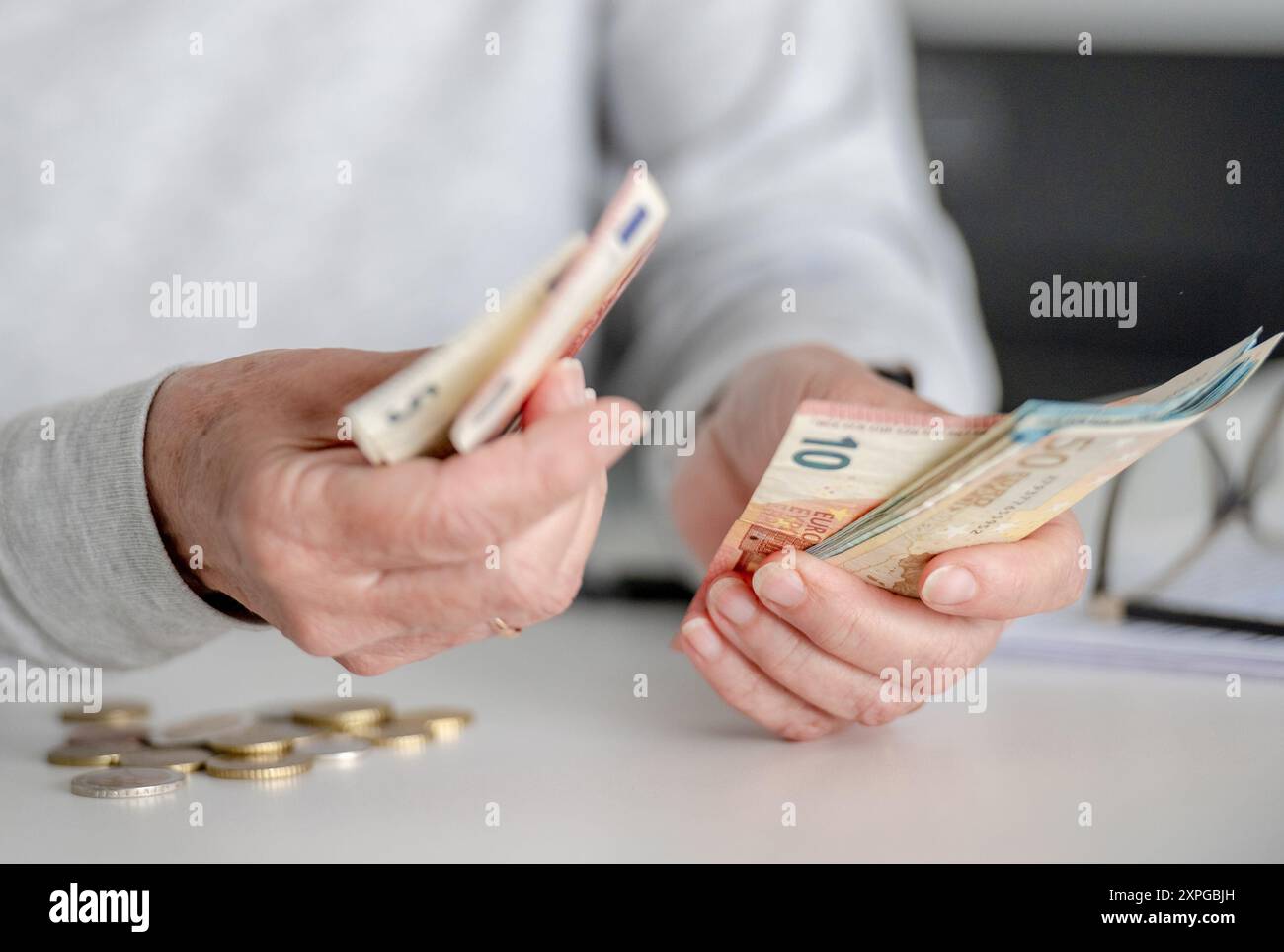 Les mains des femmes âgées comptent l'argent, les euros, en vue rapprochée Banque D'Images