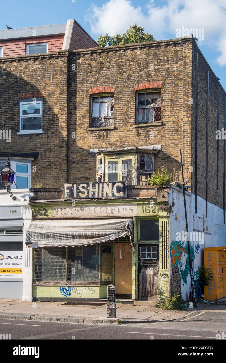 Sharp's Fishing Tackle, une ancienne façade délabrée sur Malden Road, Kentish Town, Londres, NW5 (Royaume-Uni), propriété de la même famille depuis les années 1930 Banque D'Images