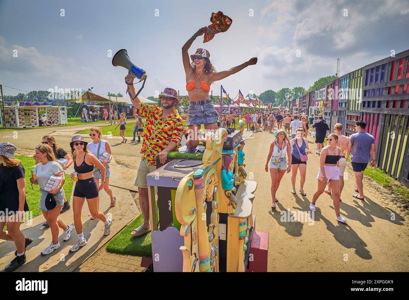 Sur le site du camping du Solar Festival, une équipe de créateurs de théâtre tient les campeurs informés des événements à venir. Solar Festival est l'un des festivals de plusieurs jours les plus créatifs des pays-Bas. En plus du programme musical diversifié composé de DJ, rappeurs et virages, il y a des bâtiments créatifs exposés, des jeux peuvent être joués et il y a du théâtre. Cette année, 800 créatifs et artistes ont participé à la construction du festival. Parce que c’est un festival de plusieurs jours (du 1er au 4 août), il y a aussi un camping sur le site autour du Maasplassen à Roermond. C’est la 17ème édition du festival, qui est exp Banque D'Images