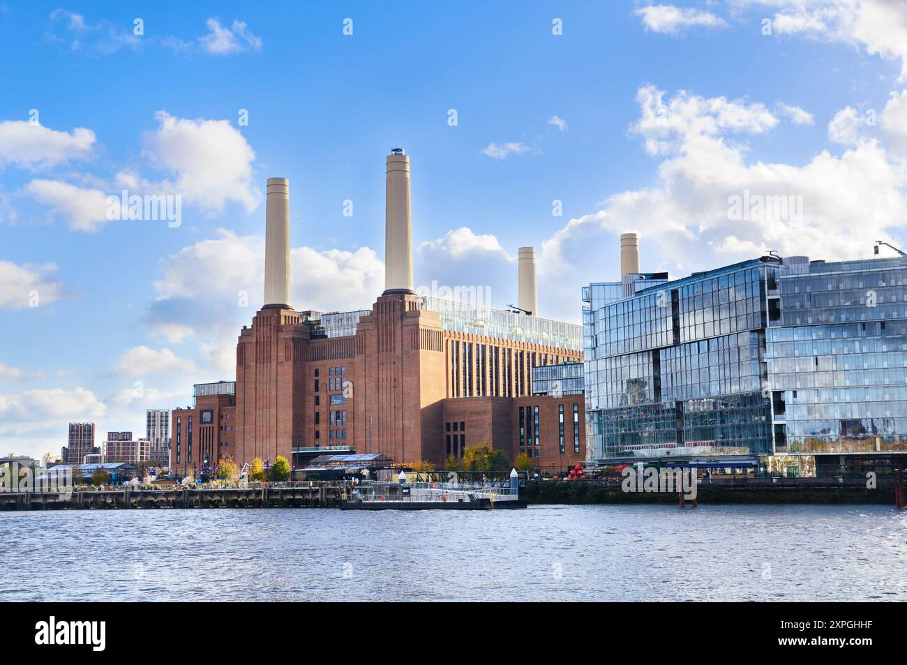 Vue extérieure de la centrale électrique de Battersea réaménagée sur la rive sud de la Tamise, Nine Elms, Vauxhall, London Borough of Wandsworth UK Banque D'Images