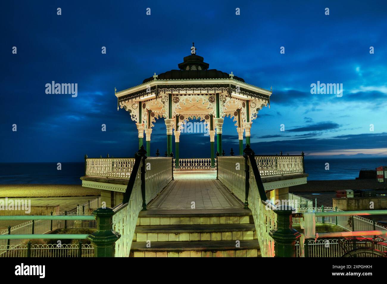 Brighton Bandstand sur le front de mer au crépuscule, considéré comme l'un des meilleurs kiosques victoriens survivants, Brighton and Hove, East Sussex, Angleterre, Royaume-Uni Banque D'Images