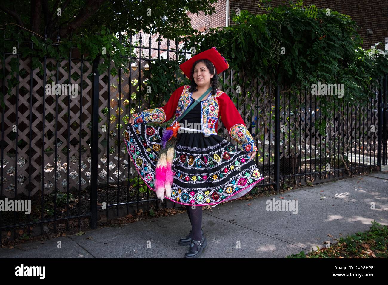 Avant le début de la parade de la Fête péruvienne, une femme porte des vêtements péruviens indigènes. À Jackson Heights, Queens, New York. Banque D'Images