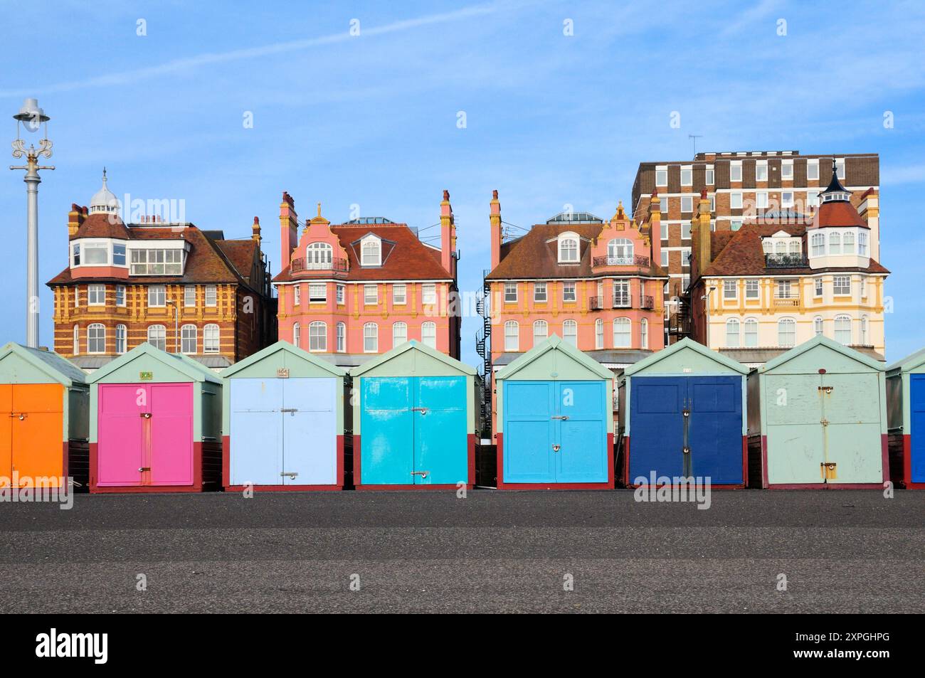 Cabanes de plage en bois colorées traditionnelles et bâtiments d'époque le long de la promenade sur le front de mer de Hove, Brighton et Hove, East Sussex, Angleterre, Royaume-Uni Banque D'Images
