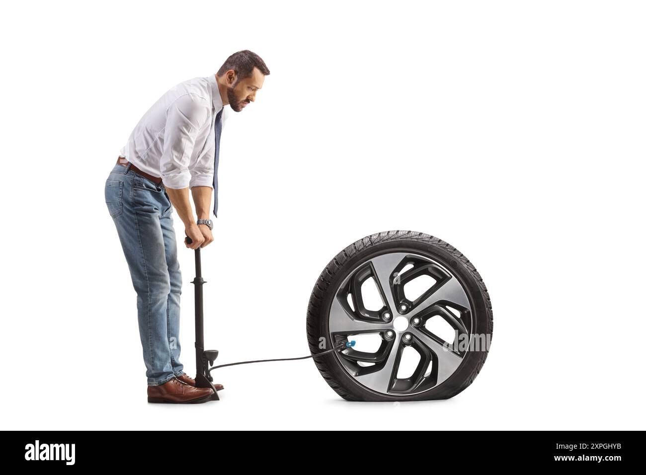 Homme d'affaires pompant un pneu de voiture plat isolé sur fond blanc Banque D'Images