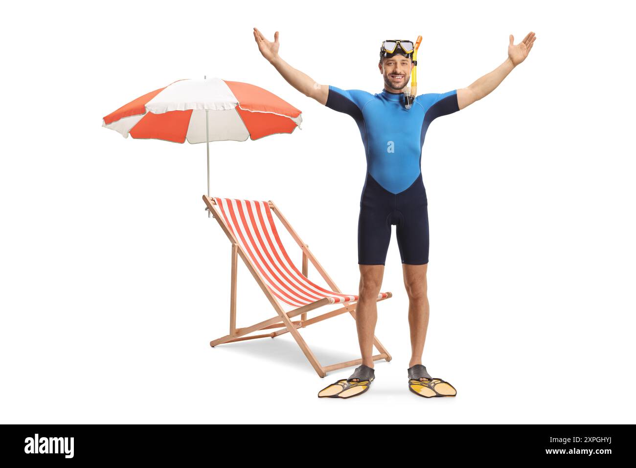 Portrait en pied d'un homme portant une combinaison de plongée, un masque et des palmes devant une chaise de plage et un parasol isolé sur fond blanc Banque D'Images