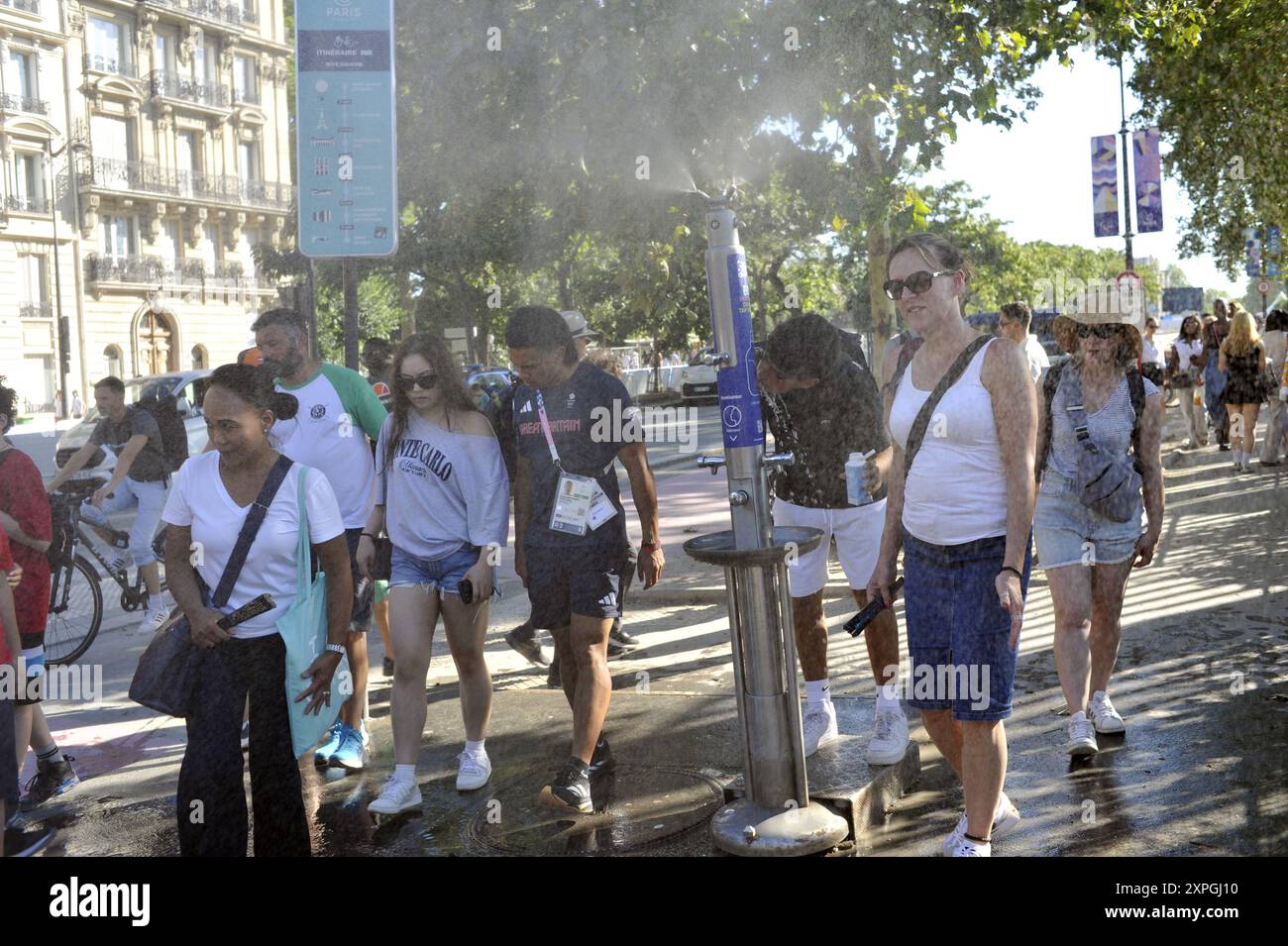 FRANCE. PARIS (75) 7ÈME ARRONDISSEMENT. LES TOURISTES SE RAFRAÎCHISSENT AUTOUR D'UNE FONTAINE PENDANT LES JEUX OLYMPIQUES DE PARIS 2024 Banque D'Images