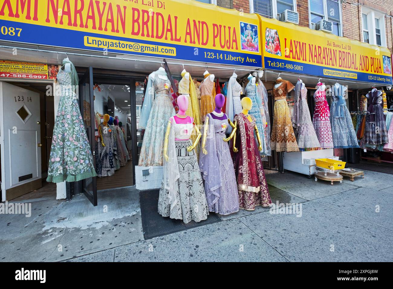 Extérieur de Laxmi Narayan Bridal & Puja un magasin vendant des saris de mariage et d'autres choses d'intérêt pour la communauté hindoue de South Richmond Hill, New York. Banque D'Images