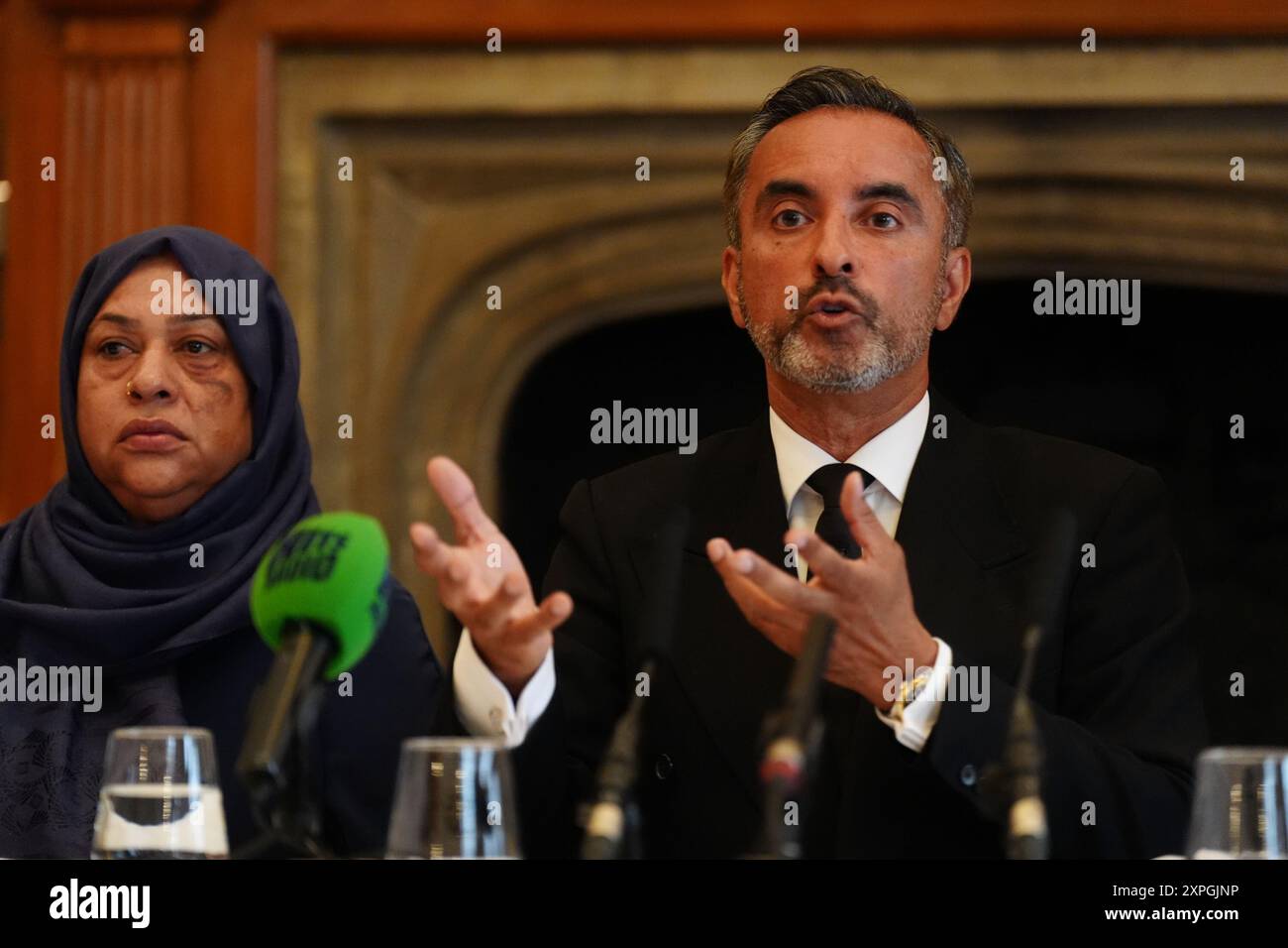 L'avocat Aamer Anwar avec Shameem Akhtar, 56 ans, lors d'une conférence de presse à l'hôtel Midland à Manchester, alors que la famille a parlé au FIPOL de «concernant le dépôt d'une plainte formelle contre des officiers». Des manifestations ont éclaté à Rochdale et dans le centre-ville de Manchester après la diffusion d'une vidéo montrant un policier qui aurait donné des coups de pied et des coups de poing à un homme alors qu'il était allongé le visage caché lors d'une arrestation à l'aéroport le 23 juillet. Date de la photo : mardi 6 août 2024. Banque D'Images