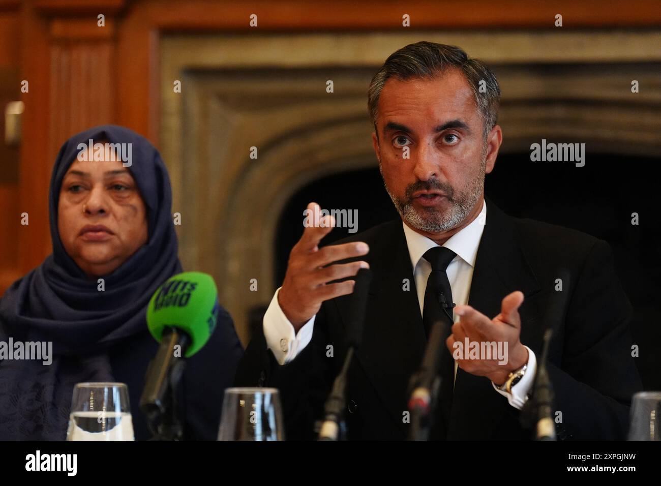 L'avocat Aamer Anwar avec Shameem Akhtar, 56 ans, lors d'une conférence de presse à l'hôtel Midland à Manchester, alors que la famille a parlé au FIPOL de «concernant le dépôt d'une plainte formelle contre des officiers». Des manifestations ont éclaté à Rochdale et dans le centre-ville de Manchester après la diffusion d'une vidéo montrant un policier qui aurait donné des coups de pied et des coups de poing à un homme alors qu'il était allongé le visage caché lors d'une arrestation à l'aéroport le 23 juillet. Date de la photo : mardi 6 août 2024. Banque D'Images