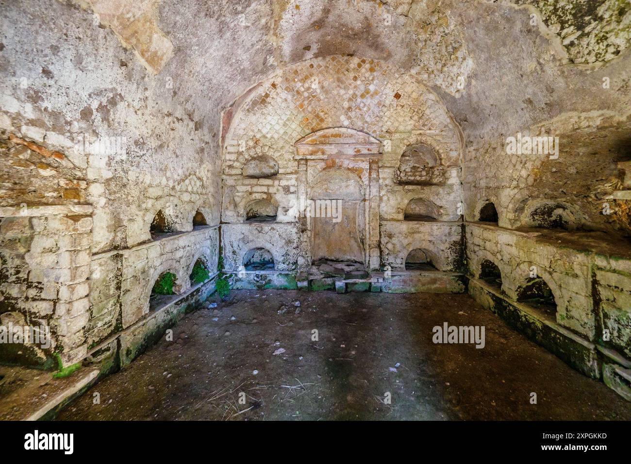 Niches funéraires d'un bâtiment funéraire dans la nécropole de Portus dans l'Isola Sacra. La nécropole s'est développée sur les côtés de la via Flavia entre la fin des Ier et IVe siècles après JC - Fiumicino, Rome, Italie Banque D'Images