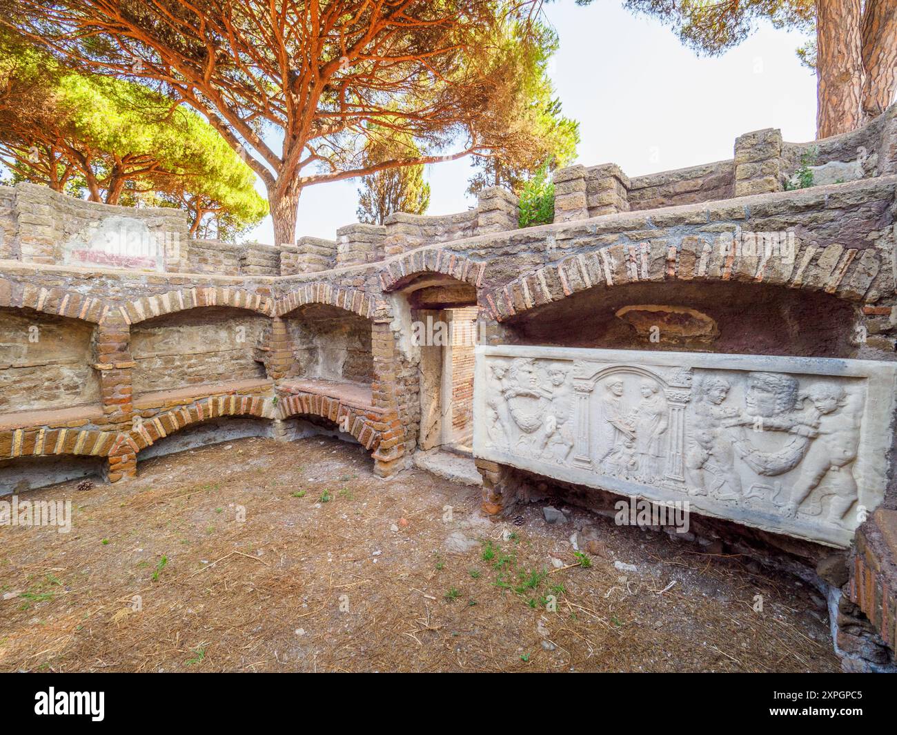 Niches funéraires d'un bâtiment funéraire dans la nécropole de Portus dans l'Isola Sacra. La nécropole s'est développée sur les côtés de la via Flavia entre la fin des Ier et IVe siècles après JC - Fiumicino, Rome, Italie Banque D'Images