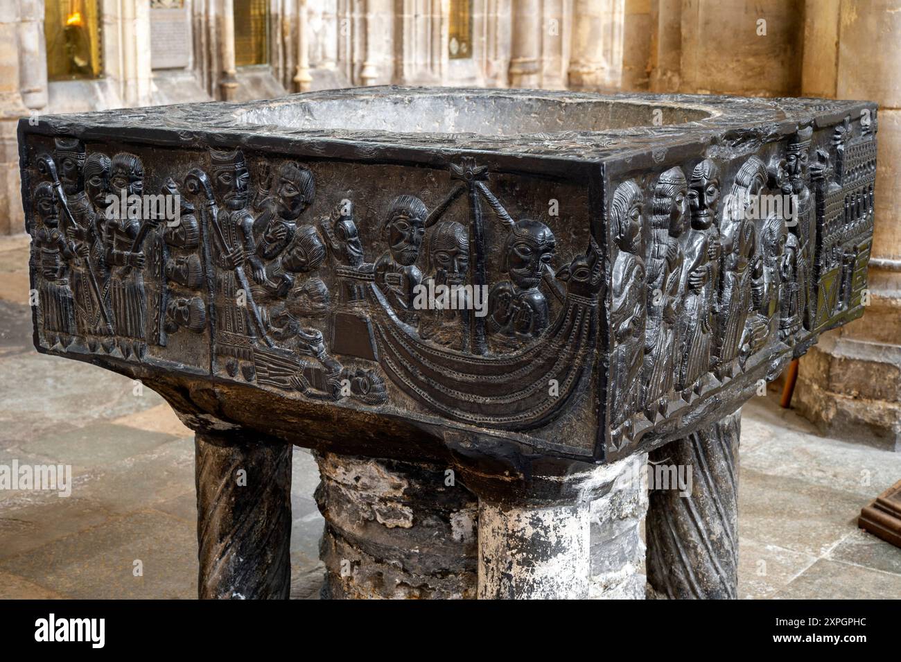 La cathédrale de Winchester, Taufbecken aus schwarzem Marmor mit Darstellung des hl. Nikolaus Banque D'Images