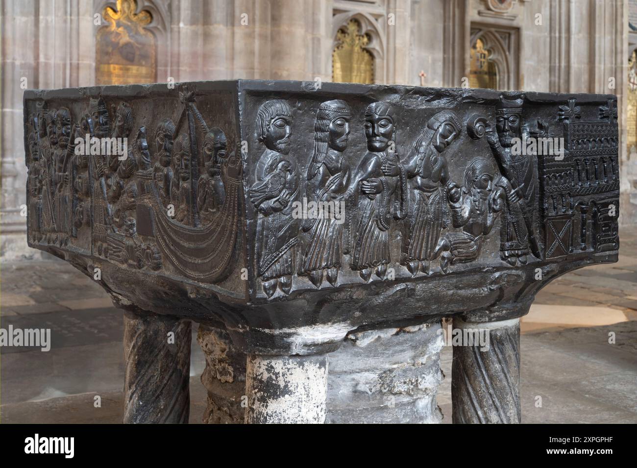 La cathédrale de Winchester, Taufbecken aus schwarzem Marmor mit Darstellung des hl. Nikolaus Banque D'Images